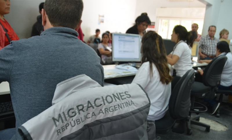 Deberán certificar 10 años sin antecedentes los extranjeros que quieran ingresar al país