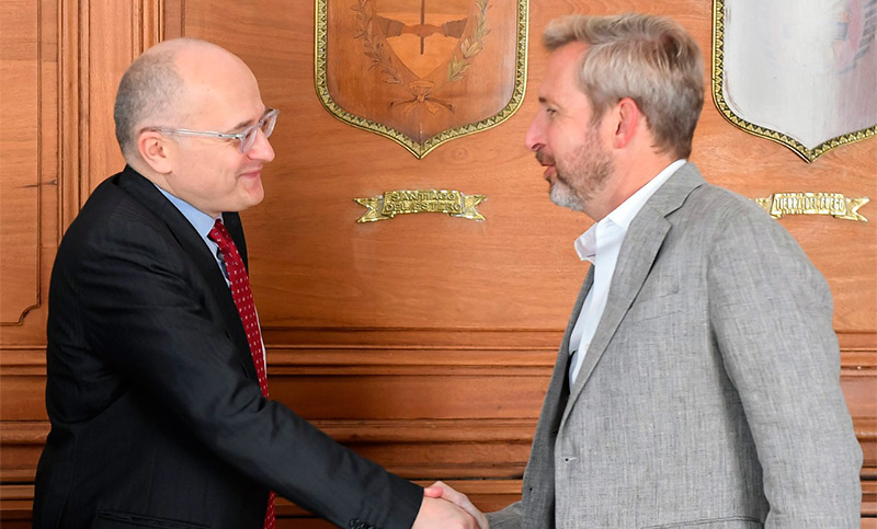 Con los ojos puestos en la situación fiscal del país, la misión del FMI se reunió con el gobierno