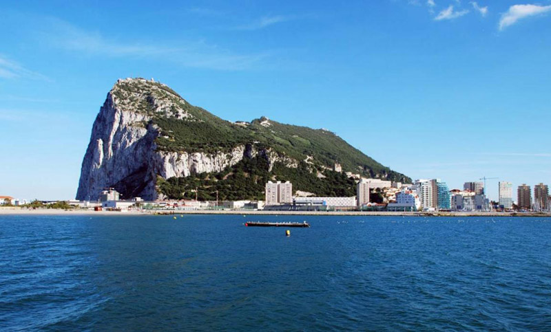 Gibraltar denuncia que un buque español intentó echar a dos barcos civiles