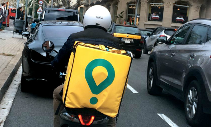 Un juzgado español dictaminó que un repartidor de Glovo es un falso “autónomo”