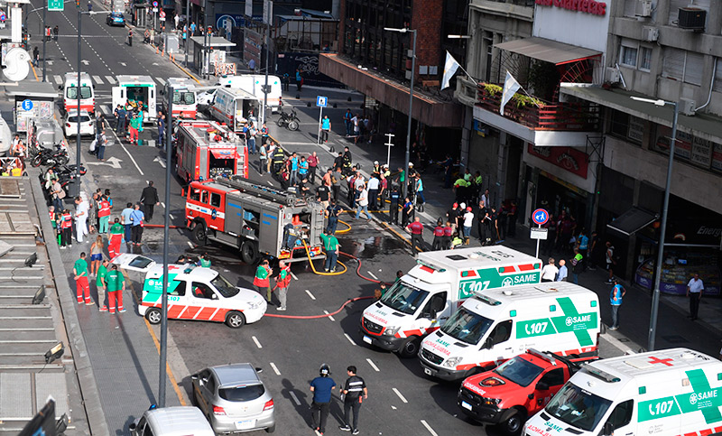 Un muerto y cuatro heridos graves por un incendio en un hotel del centro porteño