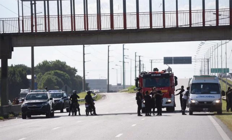 Una mujer intentó arrojarse de un puente peatonal de avenida Circunvalación