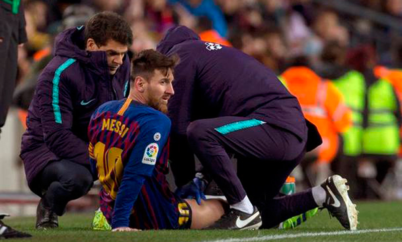 Messi convirtió dos goles antes de retirarse con una molestia