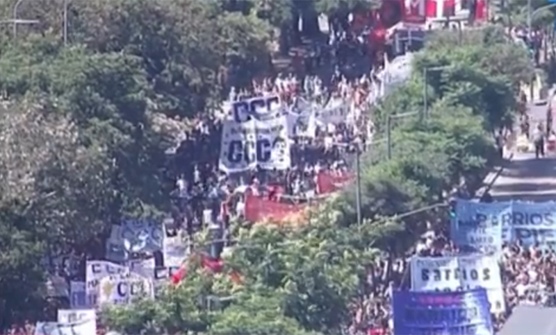 Organizaciones sociales marchan para pedir actualización de planes sociales