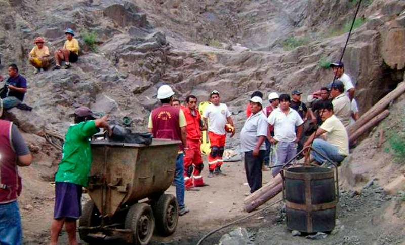 Perú: continúan las labores de rescate de los mineros atrapados