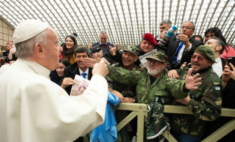El Papa recibió a un grupo de ex Combatientes que buscan repatriar una Virgen