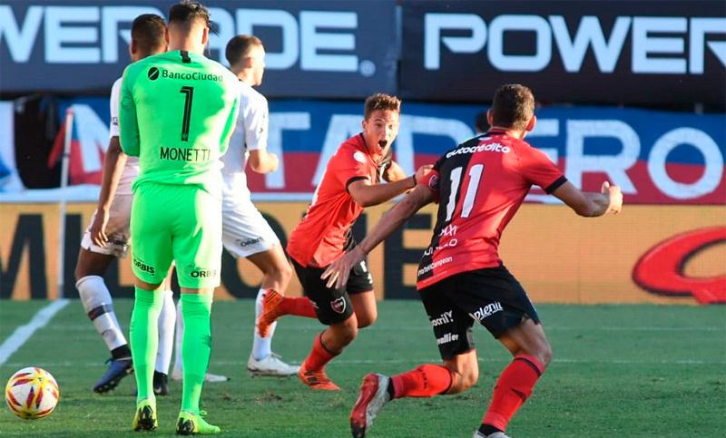 Se busca goleador