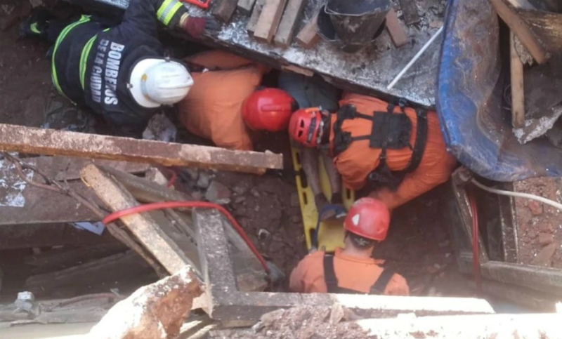 Un trabajador quedó entre los escumbros por el derrumbe del techo de una panadería