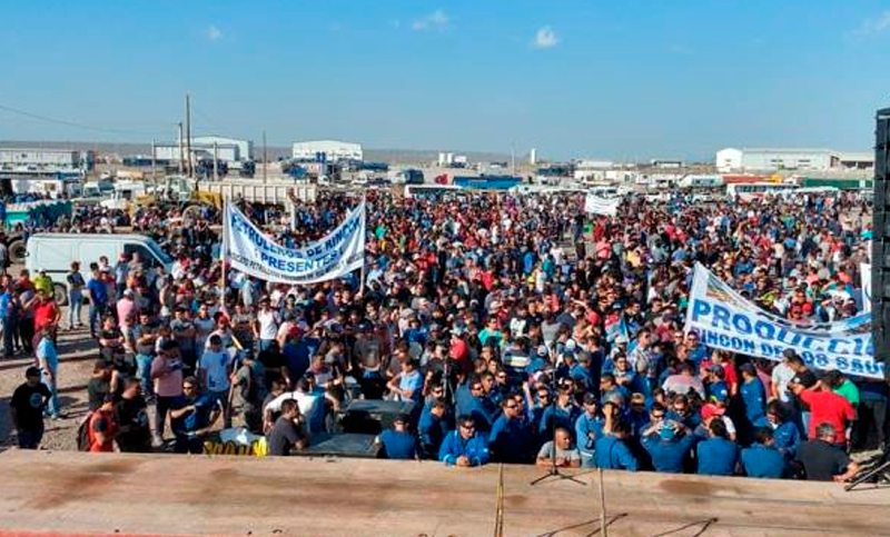 Más de 15.000 trabajadores petroleros en estado de alerta y movilización