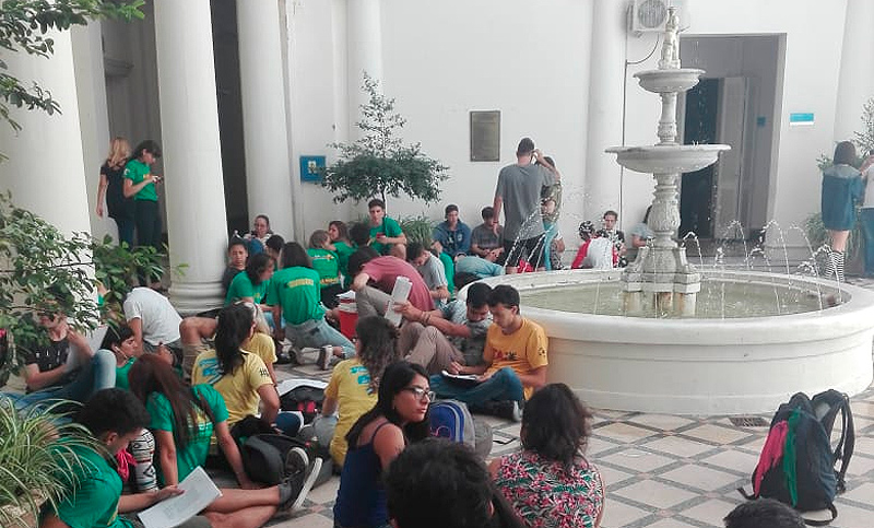 Estudiantes organizaron una «sentada pacífica» para reclamar dentro de la Municipalidad