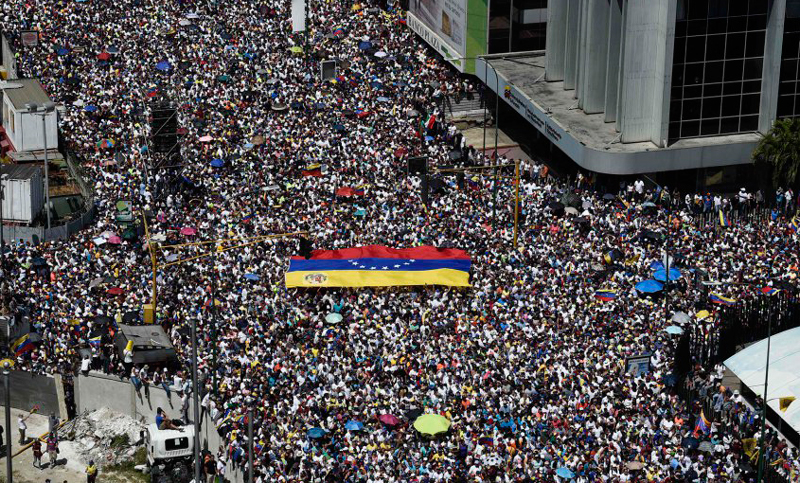 Chavistas y opositores marchan en Caracas en la previa a manifestaciones del 1 de Mayo