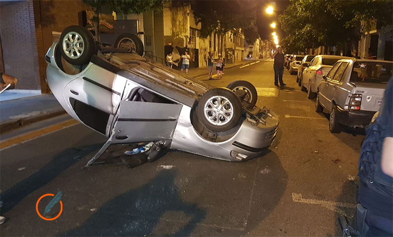 Manejaba en pleno centro, perdió el control, chocó autos estacionados y volcó 