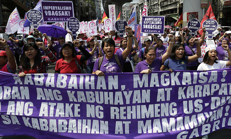 Miles de mujeres marchan en Filipinas contra políticas «macho-fascistas» de Duterte