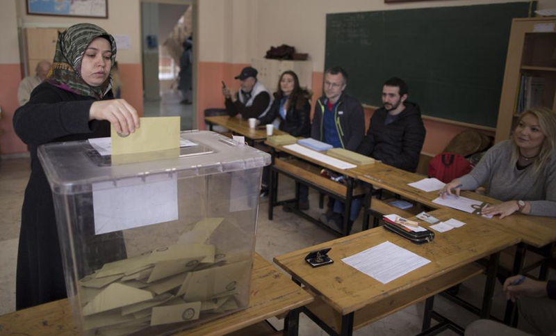 Matan a tiros a dos dirigentes opositores en las elecciones de Turquía