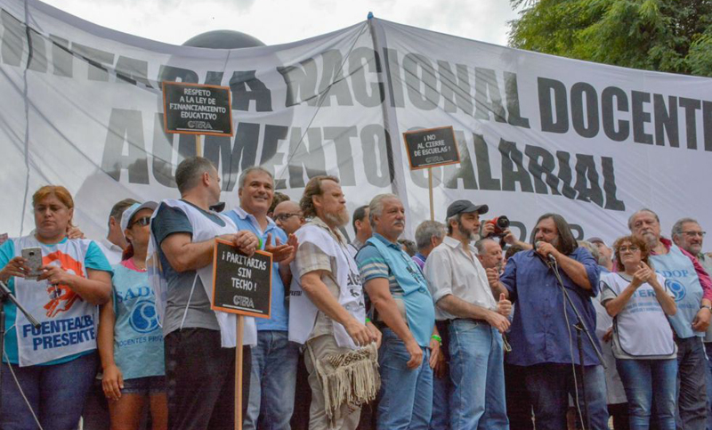 Gremios docentes de diez provincias reclamaron paritarias y mejoras salariales