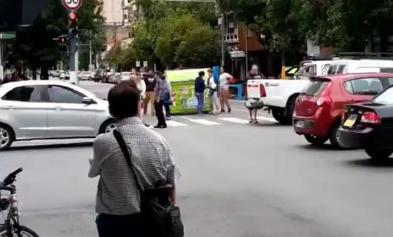 Vecinos de Echesortu cortaron calle Mendoza por interrupciones en el servicio eléctrico