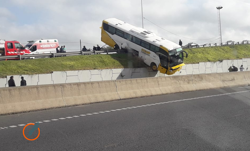 Un colectivo quedó colgado de un puente en Circunvalación y autopista Rosario-Santa Fe