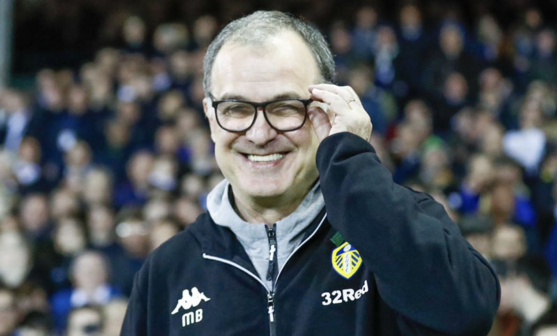 Leeds goleó, volvió al liderazgo y Bielsa recuperó la sonrisa