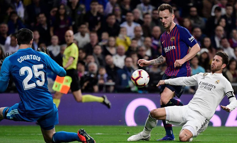 Barcelona repitió el triunfo ante Real Madrid y se mantiene arriba en la Liga