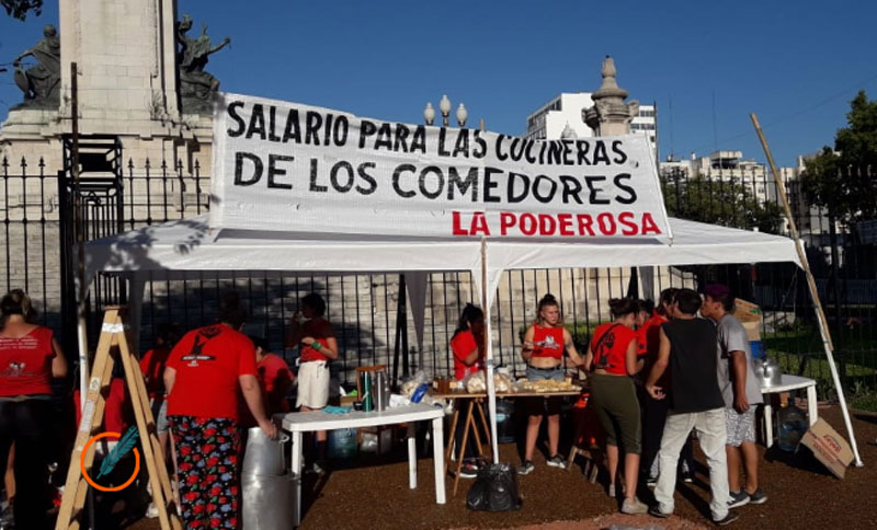 La Poderosa hace el aguante al paro nacional de mujeres acampando a la espera del 8M