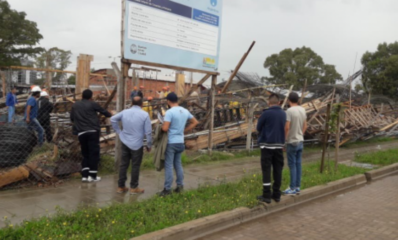Cinco operarios heridos al derrumbarse una construcción en Villa Lugano