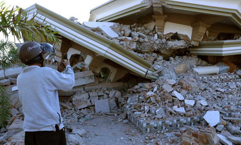 Un terremoto en Indonesia deja tres muertos y 182 heridos