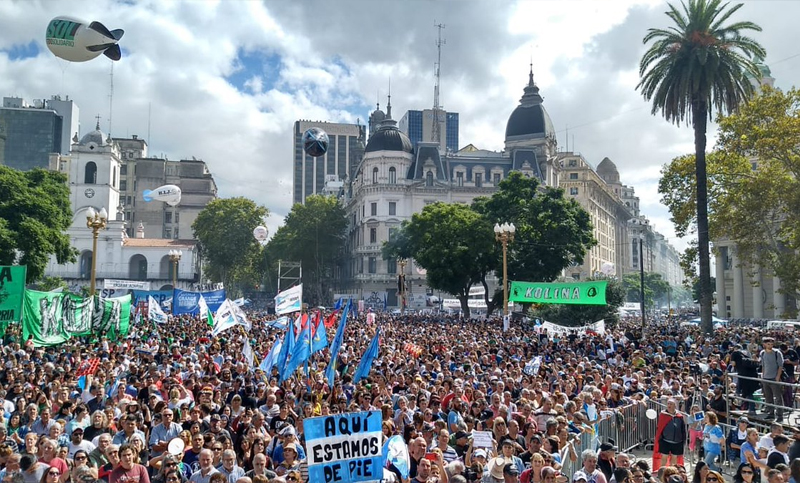En la Plaza de Mayo y en todo el país, una multitud se movilizó a 43 años del último golpe militar