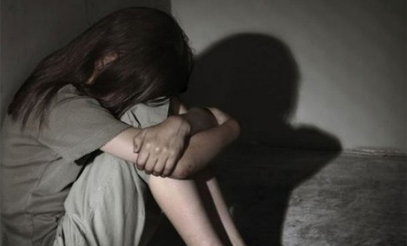 Altas penas para un hombre y una mujer por abusar de la hija de ella