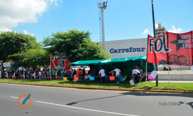 Organizaciones sociales reclamaron con una olla popular frente a Carrefour