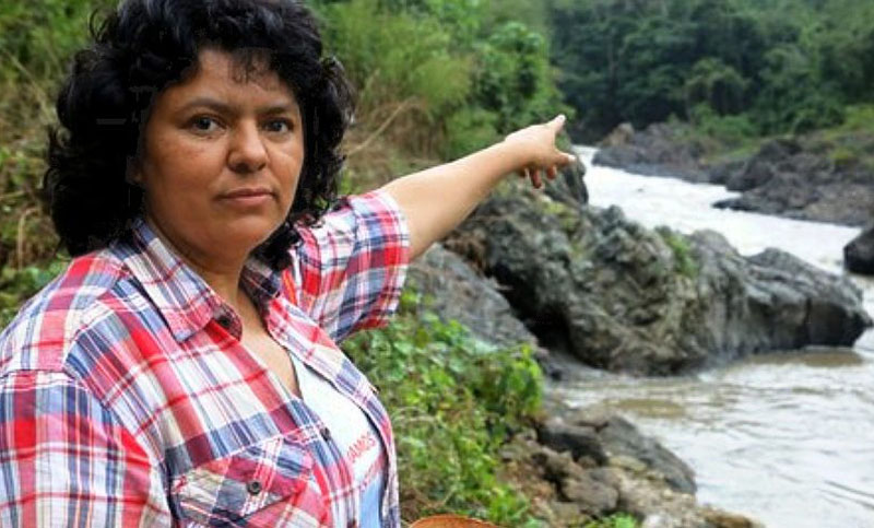 A tres años del asesinato de Berta Cáceres, su lucha inunda los ríos de América