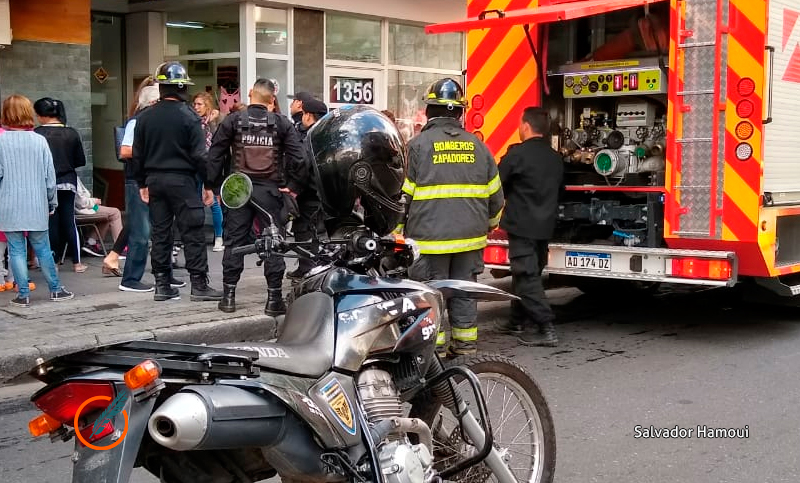 Un gran susto: bomberos apagaron un principio de incendio en edificio céntrico