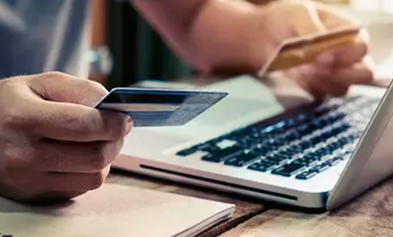 Las ventas minoristas cayeron un 14 % en locales y crecieron un 6% on line
