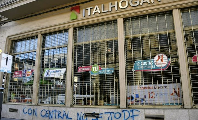 Clima caliente en Central: pintadas contra Carloni y Lucero