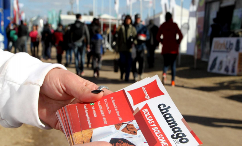 Un grupo de trabajadores exige pagos a una fábrica que cerró por la crisis