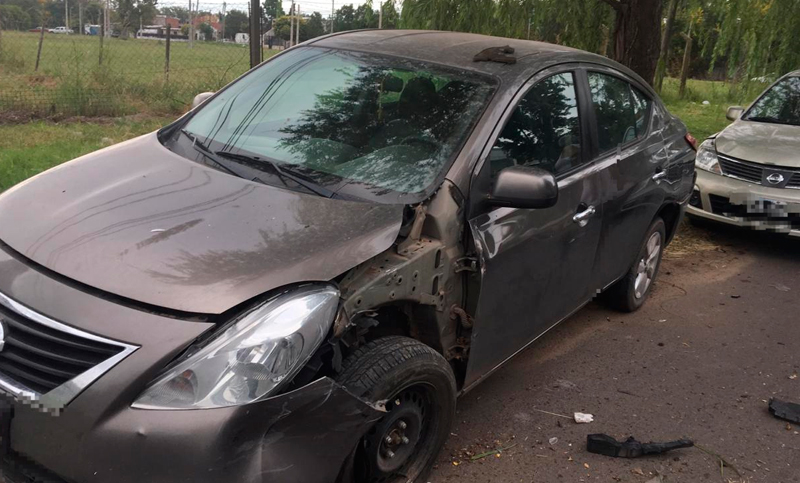 Manejaba ebria y chocó con dos autos estacionados