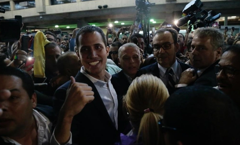 Miles de personas recibieron a Guaidó en su retorno a Venezuela