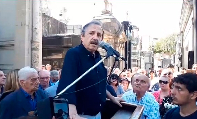 Homenaje a Raúl Alfonsín: sentido acto en el cementerio de Recoleta