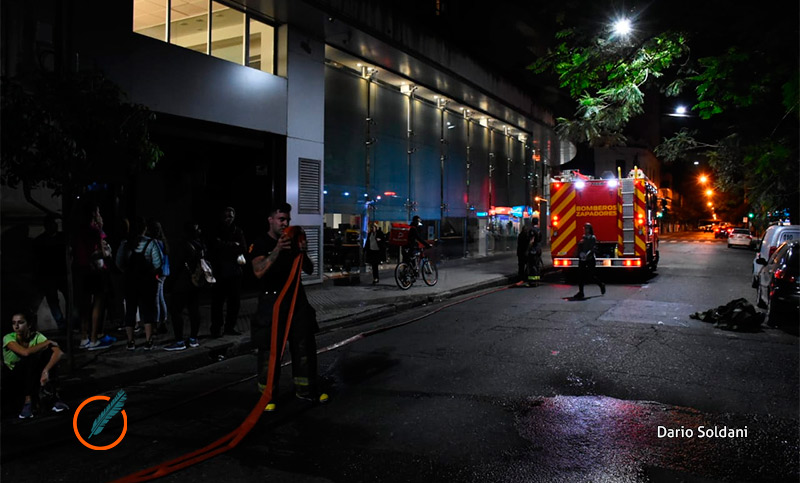 Un voraz incendio destruyó un departamento en un edificio céntrico