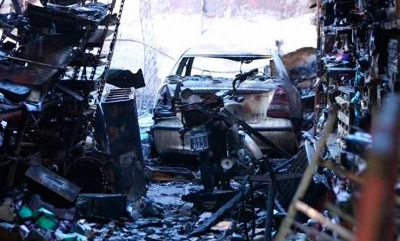Tremendo incendio y daños totales en un lubricentro en barrio Bella Vista