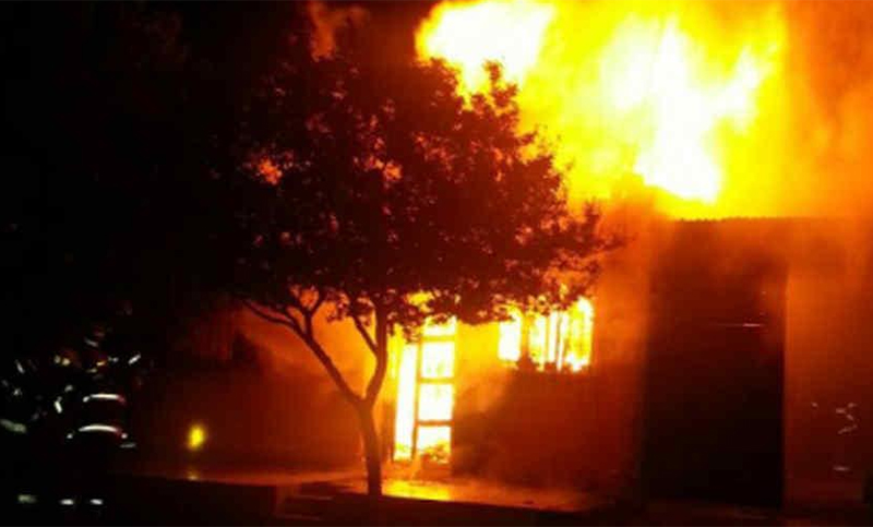 La amenazó de muerte a través de una nota y le incendió la casa