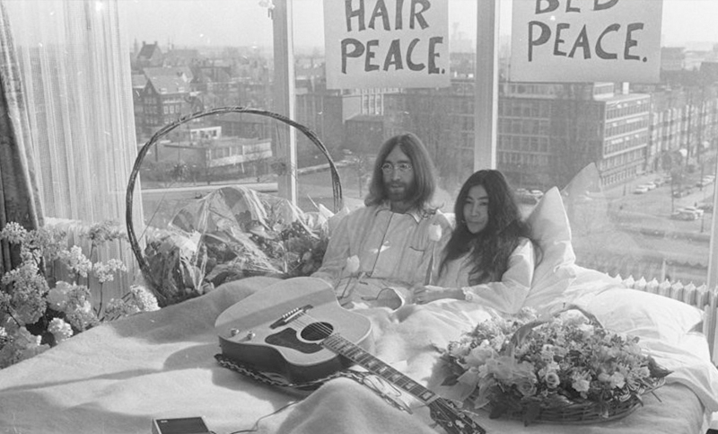 John Lennon y Yoko Ono llegaron hoy a sus bodas de oro