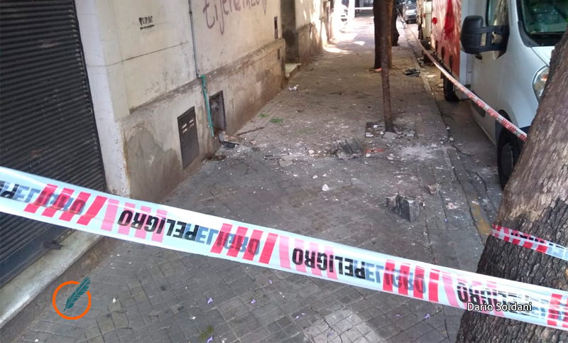 Cayó mampostería de una casa antigua y golpeó a una mujer en la cabeza