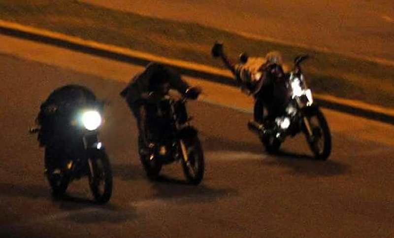 Corrían picadas con motos, fueron denunciados por vecinos y luego detenidos y demorados