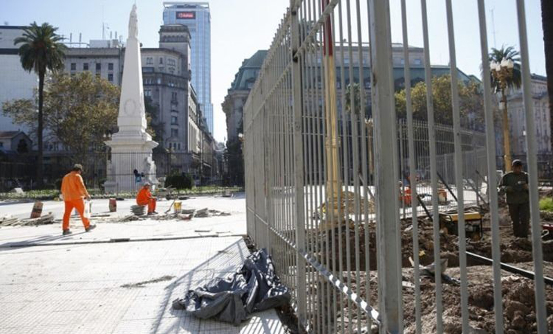 Avanza en la legislatura proyecto para convalidar la instalación de rejas en la plaza de Mayo