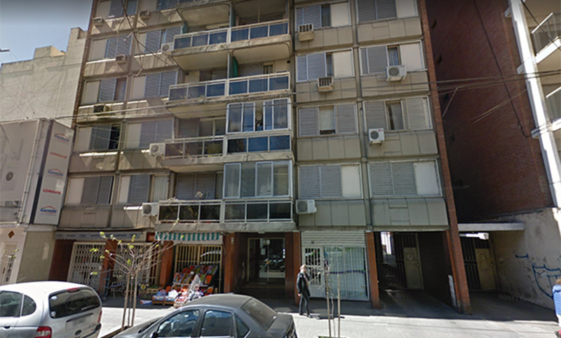 Cayó al vacío mientras colocaba una reja en un departamento céntrico