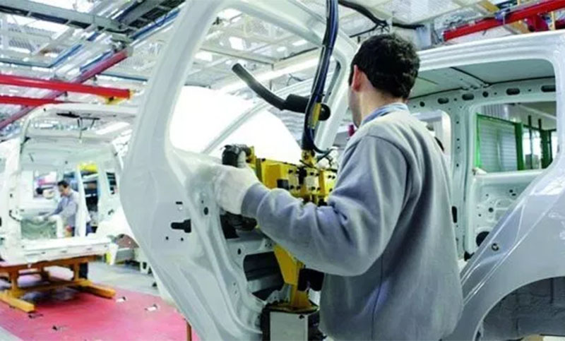 Renault suma suspensiones y programa la parálisis de su planta cordobesa