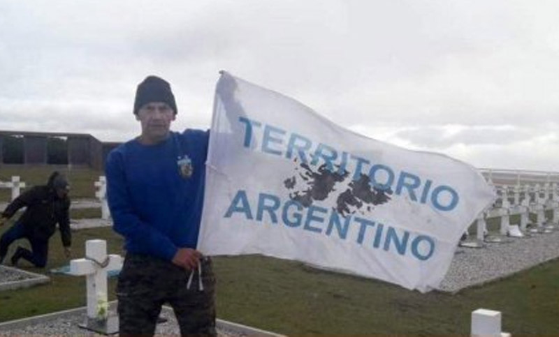 Un ex futbolista y ex combatiente fue detenido en Malvinas por mostrar símbolos argentinos