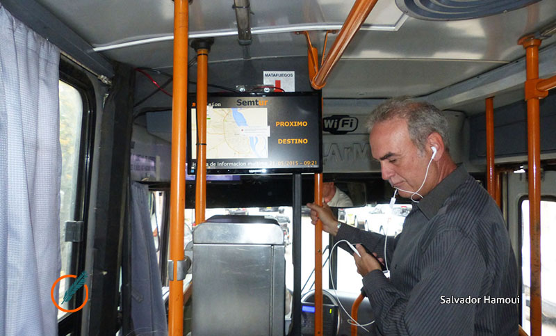 Piden bajar la altura del visor de saldo en las unidades de transporte público