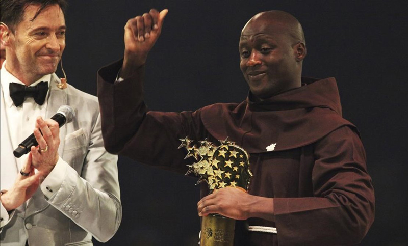 Un monje franciscano fue premiado como el mejor profesor del mundo