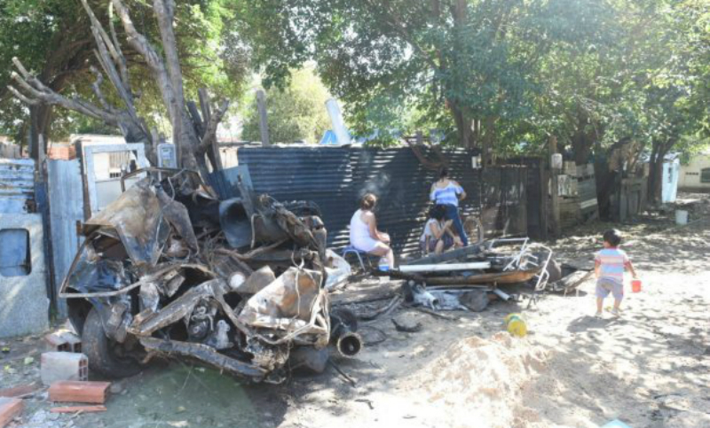 Un tren arrastró a un auto y generó daños en varias viviendas